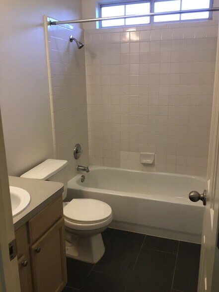 MSTR BATH TUB/ SHOWER COMBO - 2913 Whisper Oaks Ln
