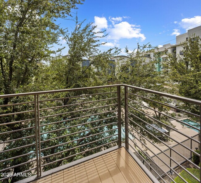 Building Photo - 525 W Lakeside Dr