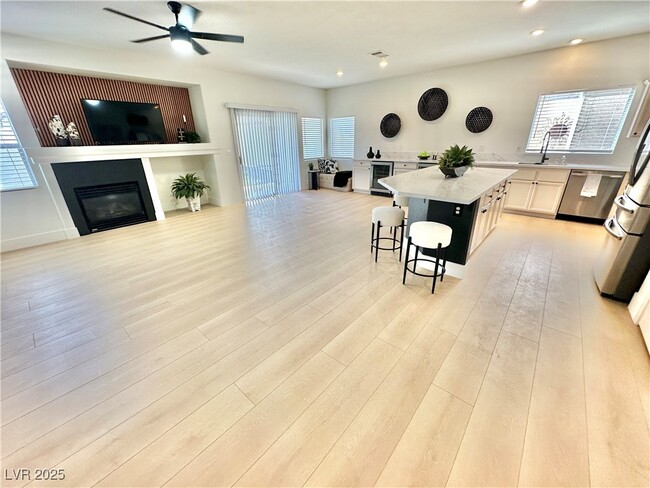 Building Photo - 10195 Queensbury Ave