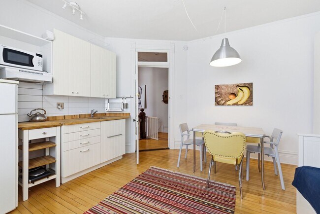 Building Photo - 2001 Orrington Ave