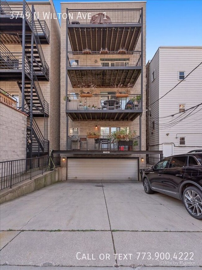 Building Photo - Wrigleyville 2 bed 2 bath with private ent...