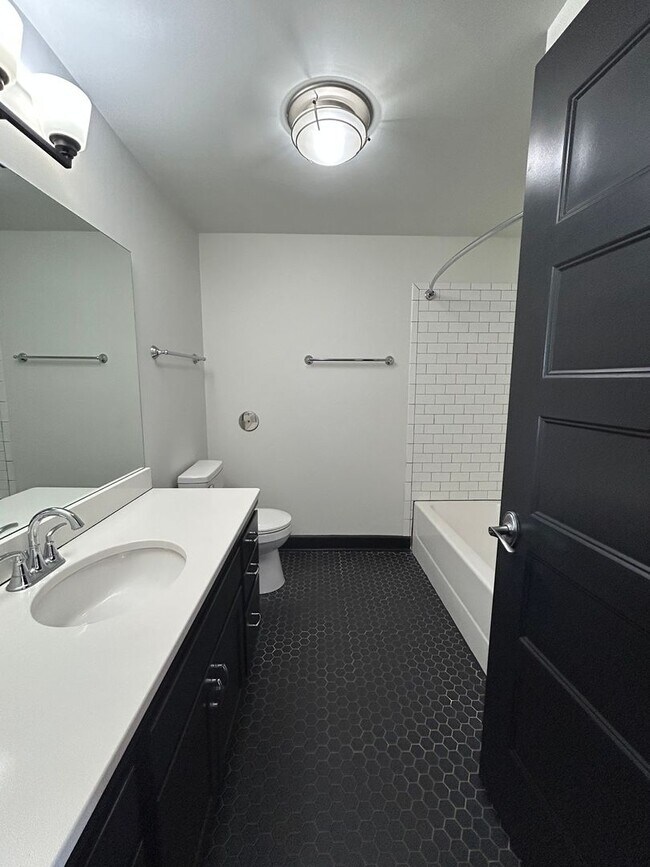 Building Photo - Luxury Downtown Living | Spacious 1-Bedroom 1-Bathroom Loft