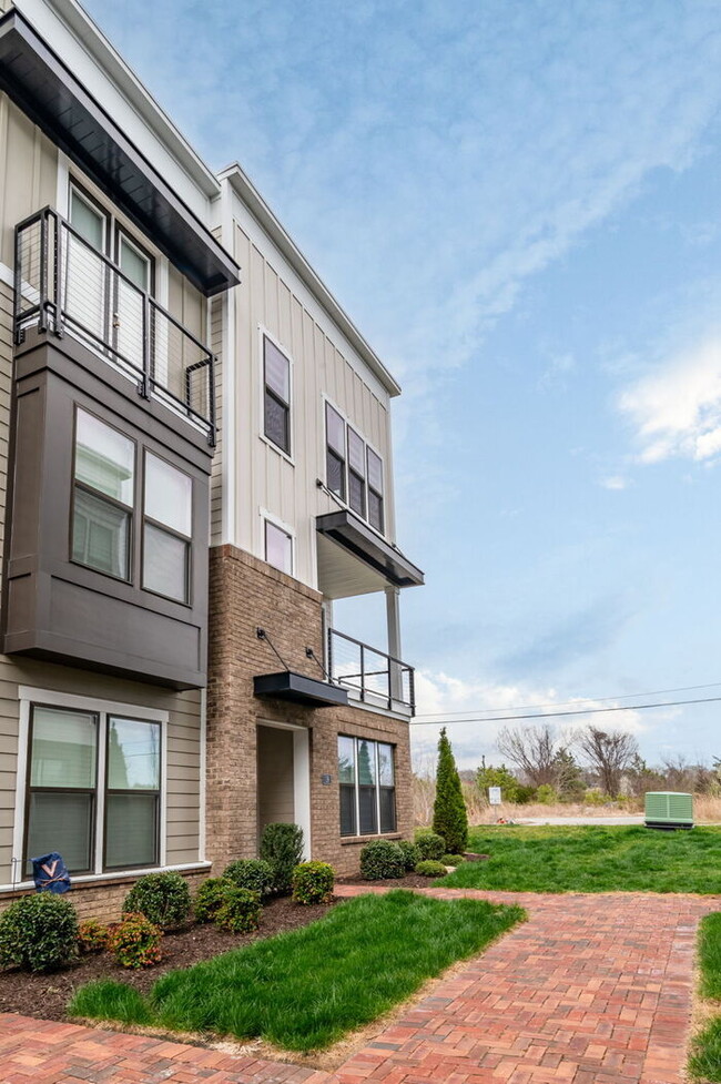 Building Photo - Modern End-Unit Townhome in Rocketts Landing – Prime Richmond Location