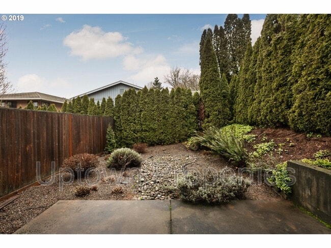 Building Photo - 1916 SW Idaho St