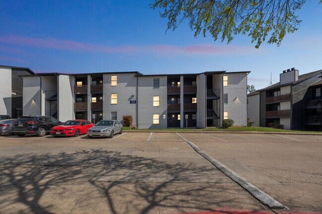 Building Photo - 2537 Thomason Cir