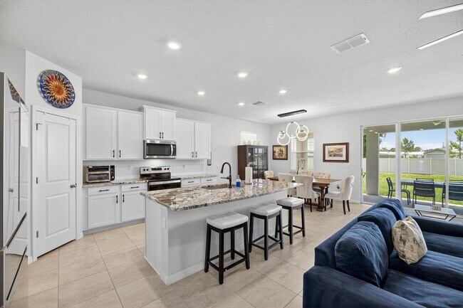 Building Photo - 4 Bedroom / 2 Bath House