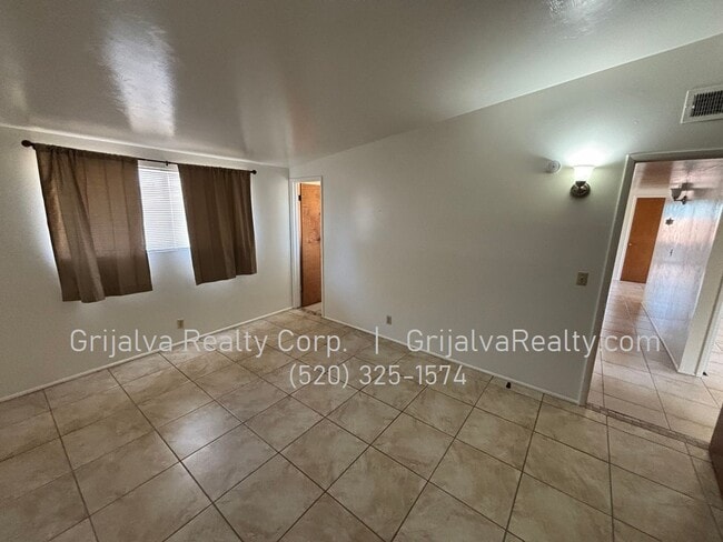 Building Photo - Spacious 3 Bedroom, 2 Bath Red Brick House...