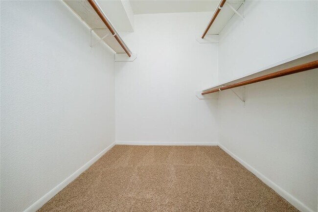 Building Photo - 17401 Red Oak Dr
