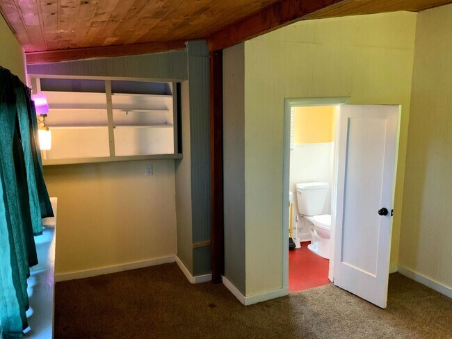 Building Photo - 4 Bedroom, 1.5 Bath House