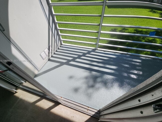 Building Photo - 564 Mansfield M