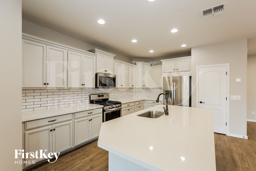 Building Photo - 19748 W Devonshire Ave