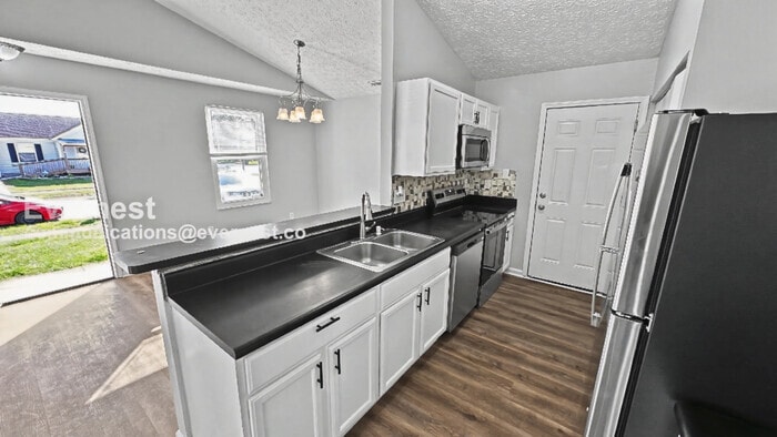 Building Photo - 1475 Pineland Ct