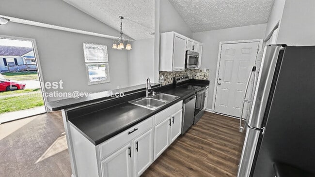 Building Photo - 1475 Pineland Ct