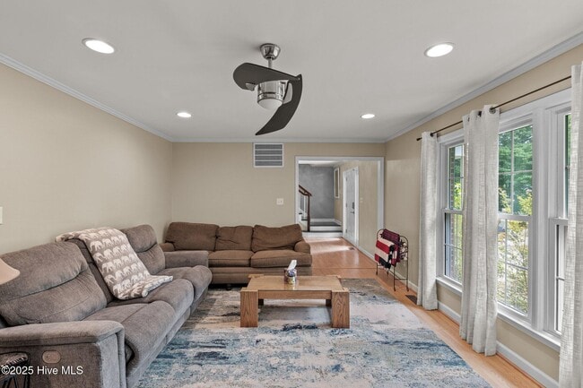 Building Photo - 327 Plantation Dr