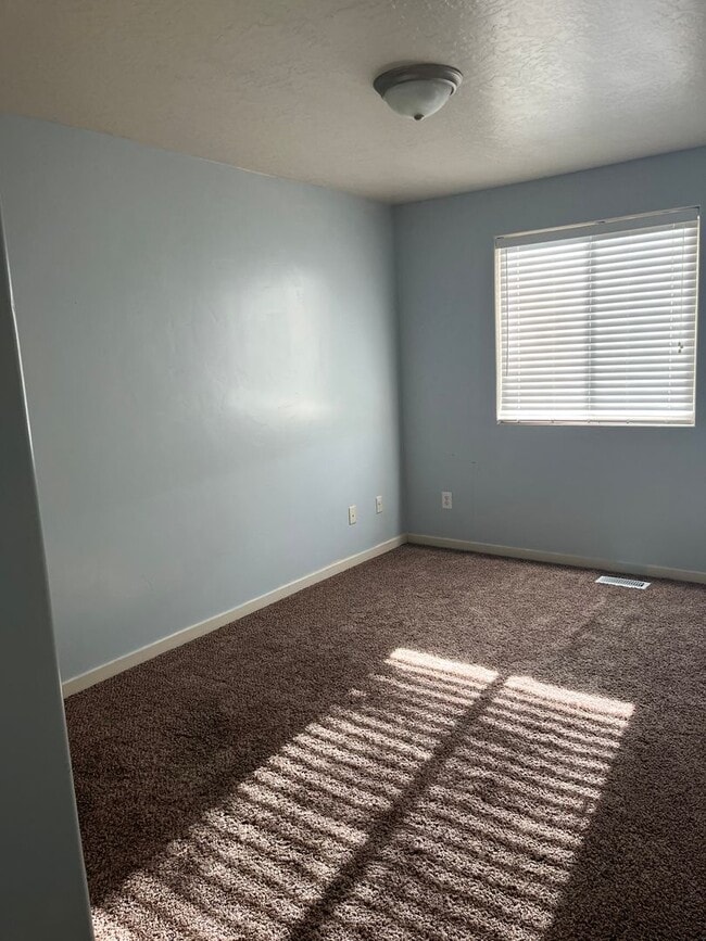 Building Photo - 3 Bedroom 2 1/2 Bath