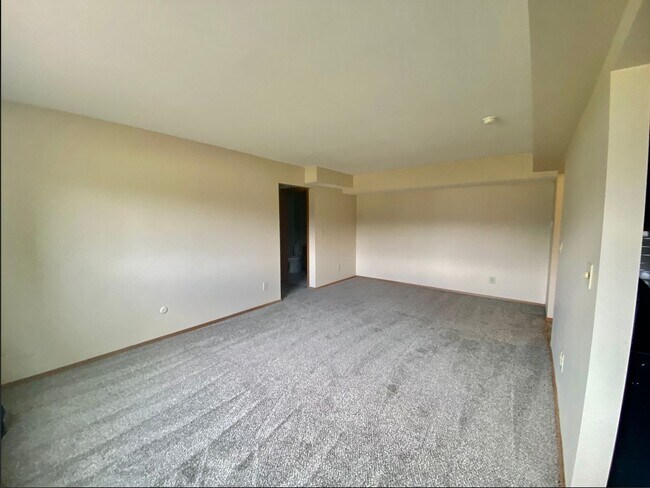 Building Photo - 2 Bedroom/1.5 Bathroom Apartment - First Floor