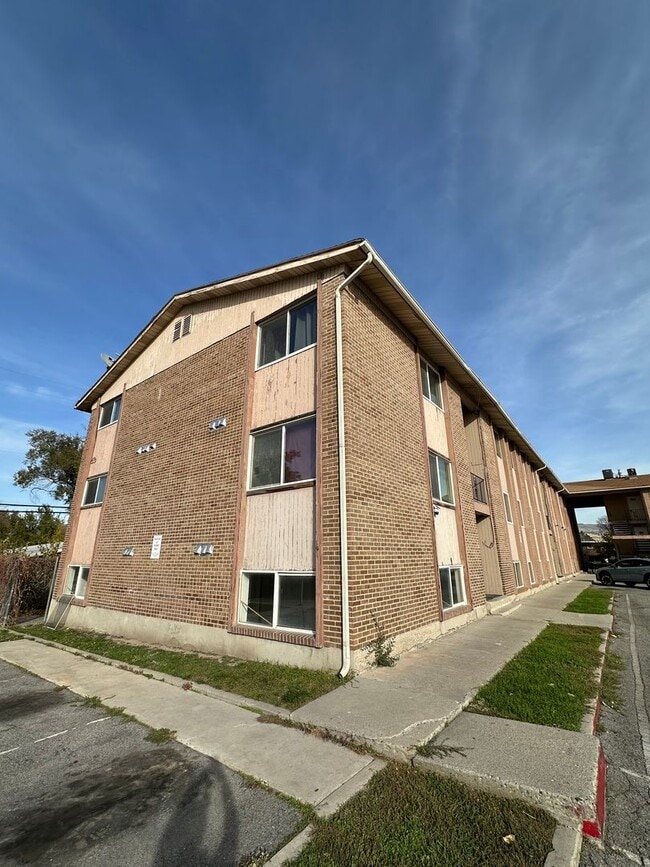 Building Photo - Beautiful Salt Lake Condo!