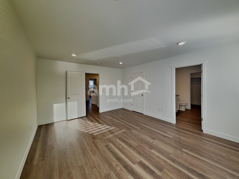 Building Photo - 4712 85th Dr NE