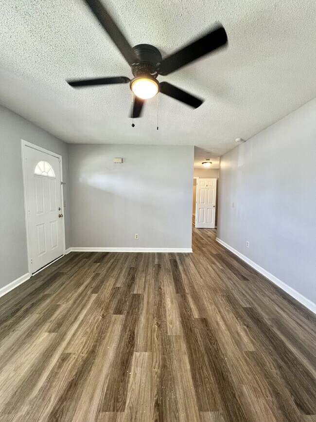 Building Photo - 678 Artic Ave