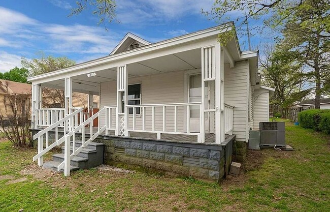 Building Photo - Freshly Updated 2 Bedroom House