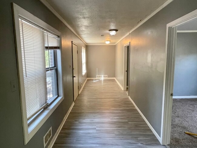 Hall Way - 2813 Cottage Grove Ave