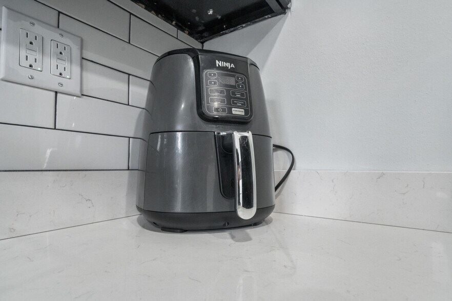 Building Photo - 84 W 42nd St