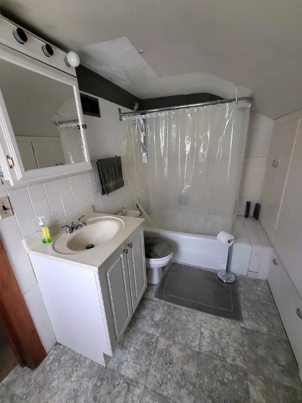 Building Photo - 200 N Sycamore Ave