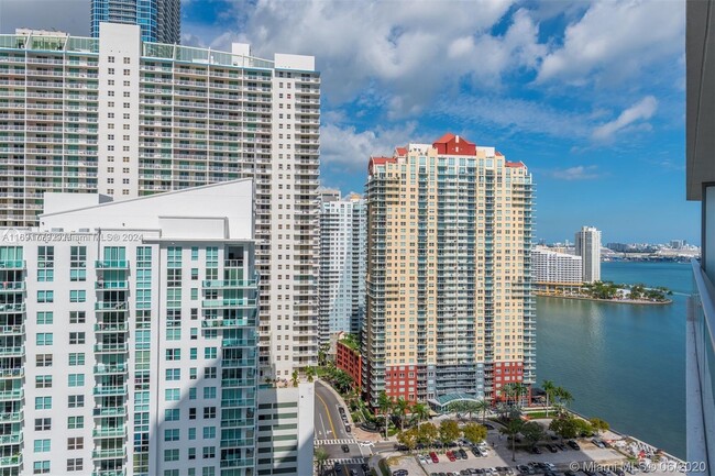 Building Photo - 1300 Brickell Bay Dr