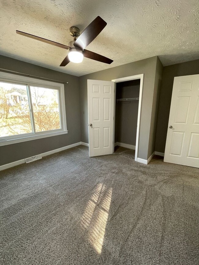 Building Photo - Huge home with bonus room and fenced in ba...