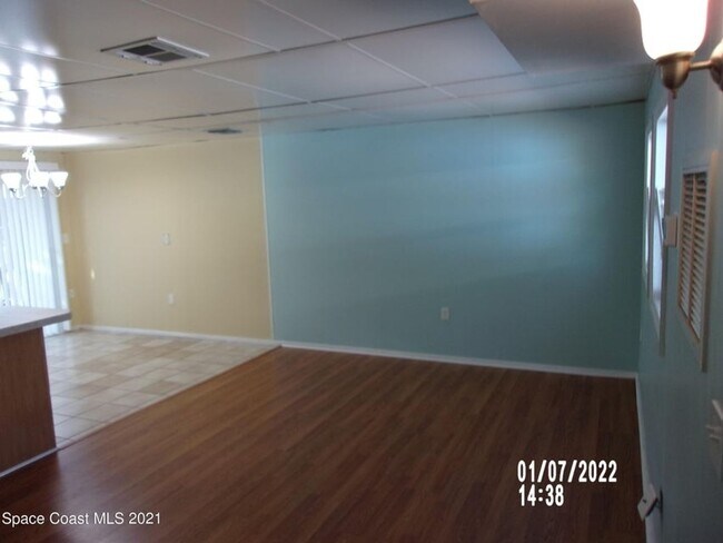 Building Photo - Short Distance to Beach