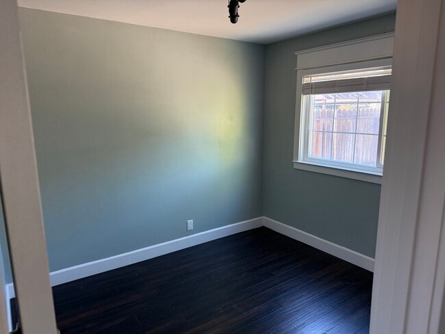 Building Photo - 486 Waskow Dr