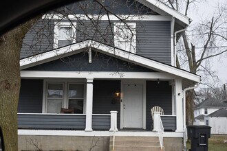Building Photo - Large Home Near Downtown BG