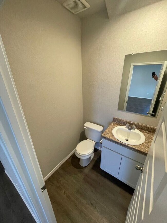 Building Photo - Room to Live & Grow | Modern 4-Bed, 2.5-Bath Home with Fenced Backyard in Saint Hedwig!