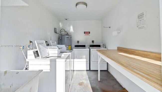 Building Photo - 2170 NE 51st Ct