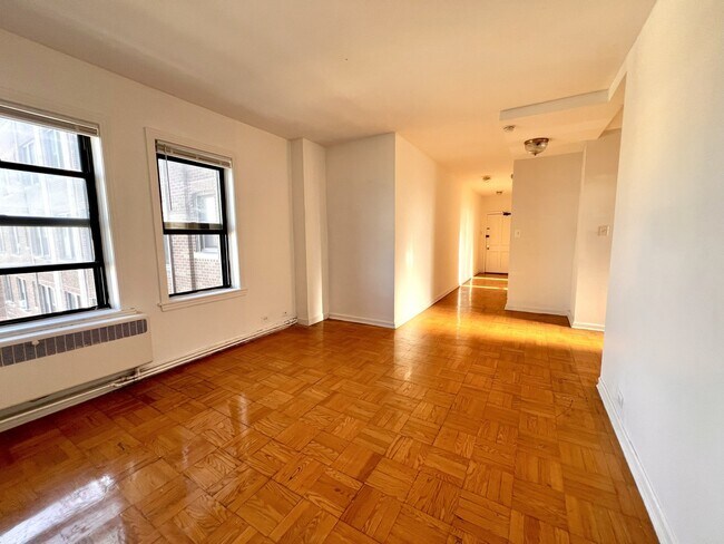 Building Photo - 6230 N Kenmore Ave