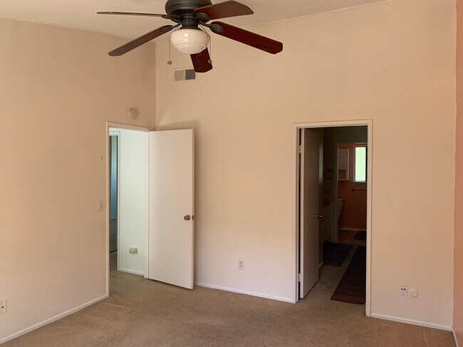 Building Photo - 10021 Paseo Montril