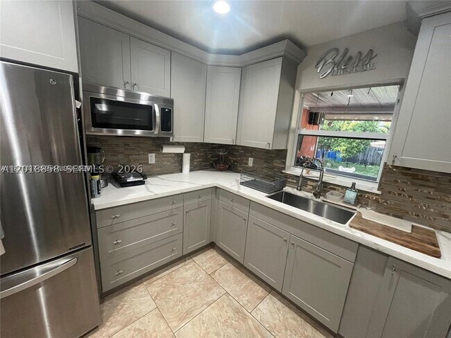 Building Photo - 3421 SW 12th Pl