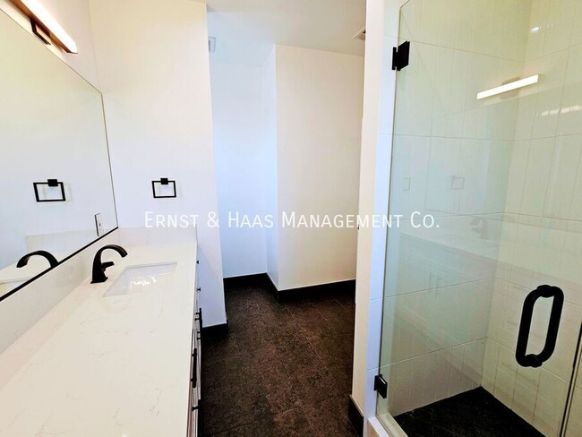 Building Photo - 5016 N Bentree Cir