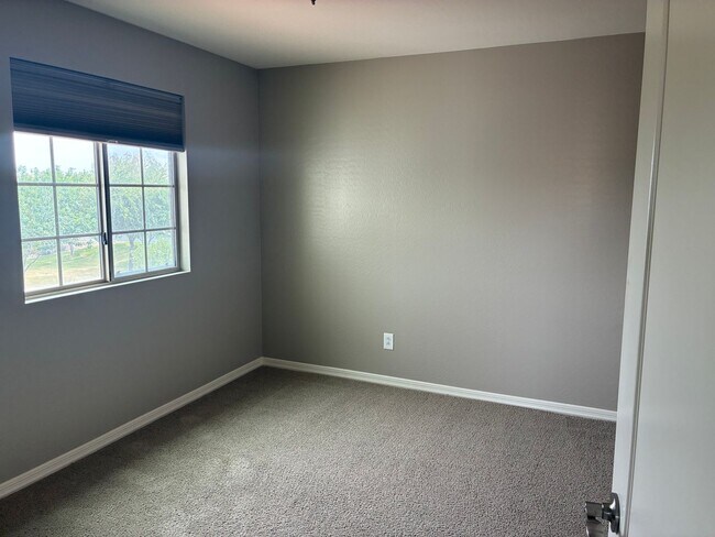Building Photo - **BEAUTIFUL 3 BEDROOM/3 BATHROOM HOME LOCATED IN EASTMARK (ELLSWORTH & RAY)**