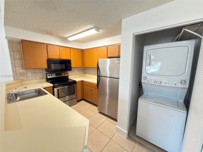 Building Photo - 2550 SW 18th Terrace