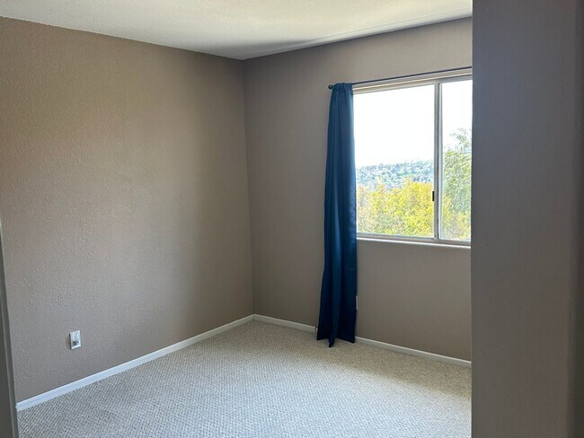 Building Photo - Two bedroom condo with view of ocean