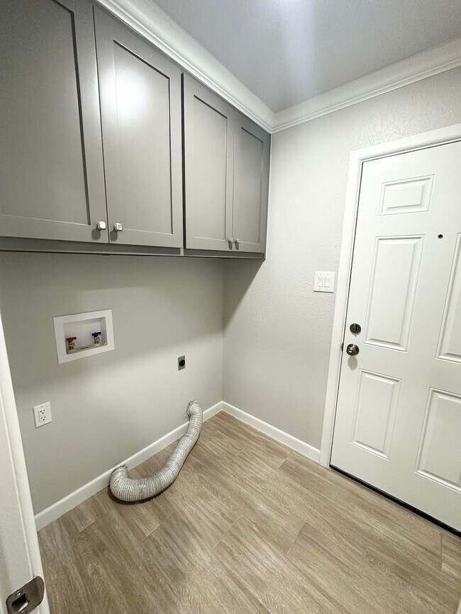 Building Photo - Fully Remodeled 3 Bedroom 2 Bathroom For Rent