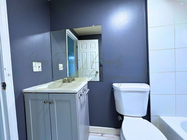 Building Photo - HUGE MASTER BEDROOM