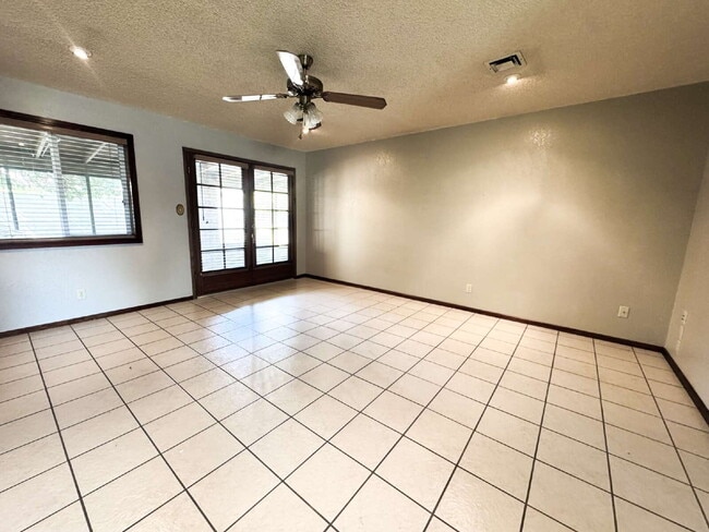 Building Photo - "Charming 3-Bed Oasis with 2 Baths and 170...
