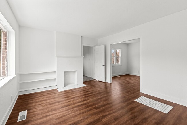 Building Photo - Stylish & Newly Renovated 3 Bedroom 2 Bath...