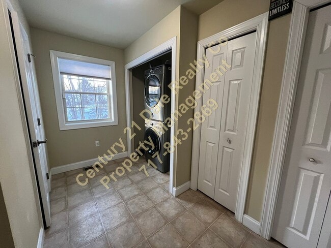 Building Photo - Large Three Bedroom 2.5 Baths in the Stone Gate Commons Association