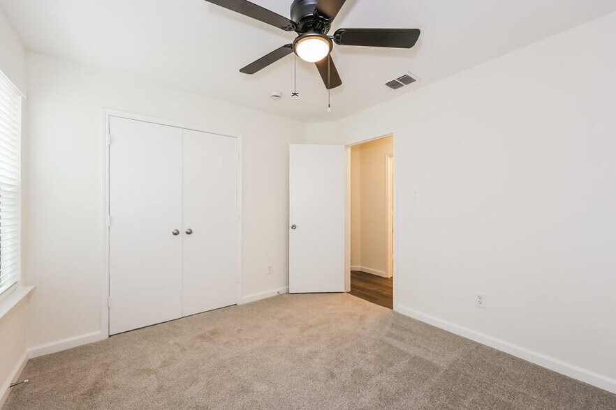 Building Photo - 10701 Many Oaks Dr