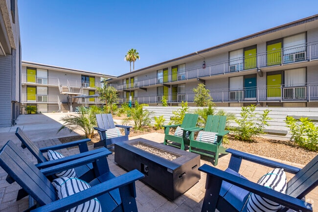 2 Private Courtyards - Seventh