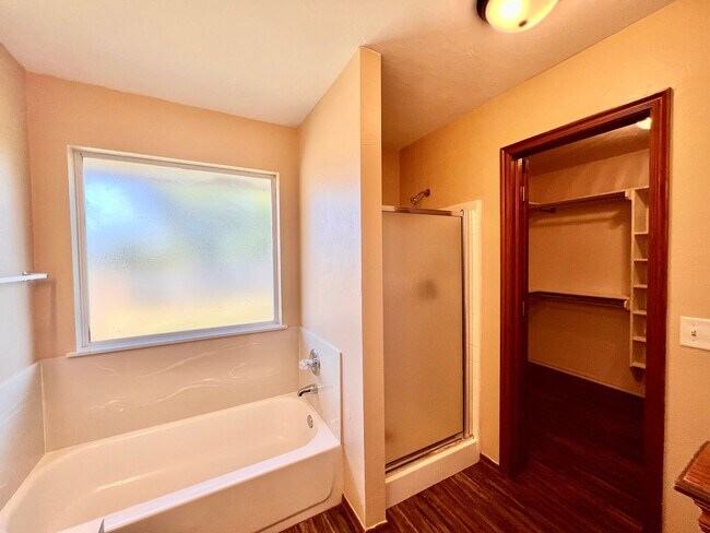 Building Photo - Beautifully Updated 3 Bedroom, 2 Bath Home with two Bonus Spaces!