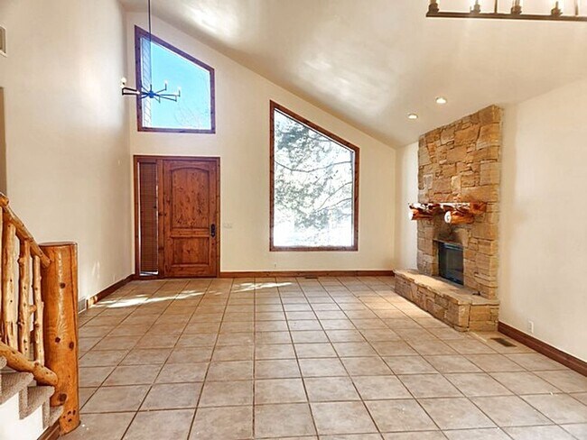Building Photo - Beautiful Ranch Place Home